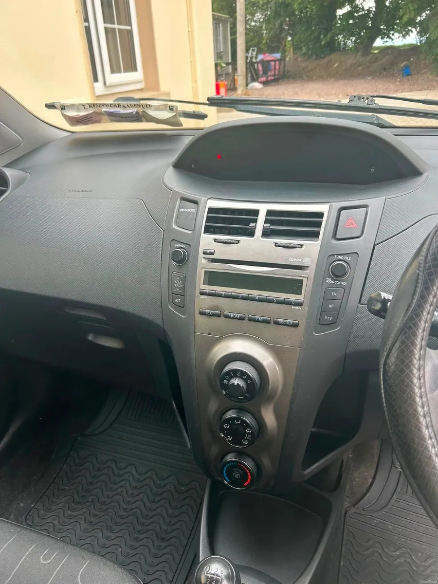 Toyota Yaris 2011 - Image 6