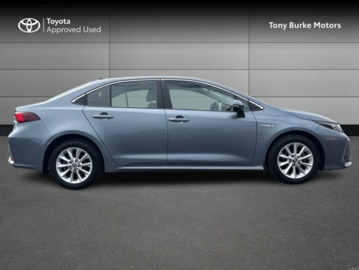 Toyota Corolla Saloon - Luna Edition - 1.8 Hybrid - Image 3