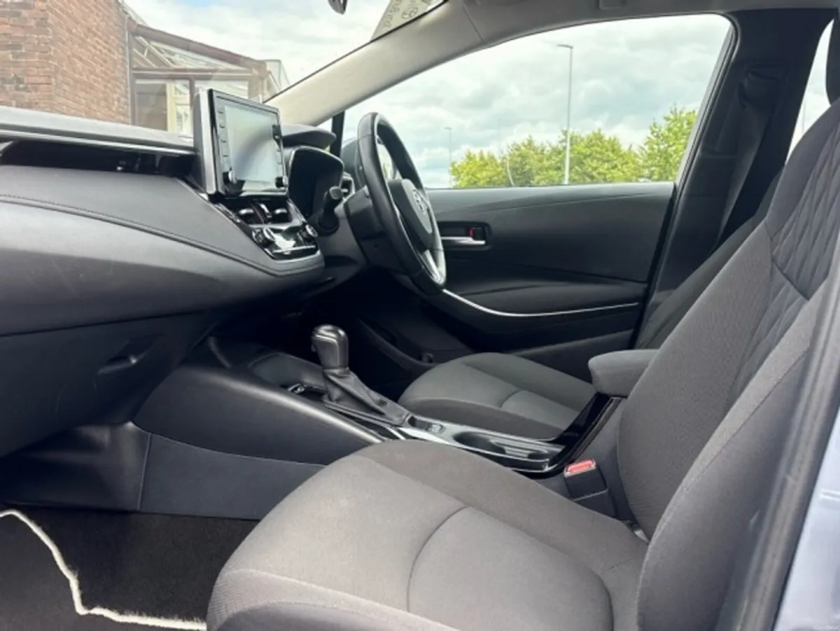 Toyota Corolla Saloon - Luna Edition - 1.8 Hybrid - Image 6