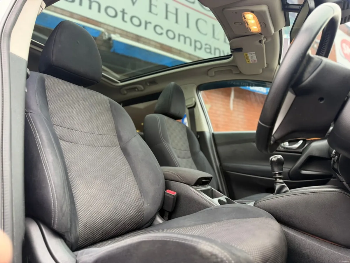 Nissan Qashqai 1.2T PREMIUM 5DR - PANROOF - Image 3