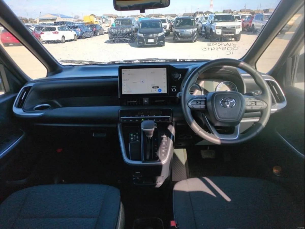 Toyota Voxy - Image 4