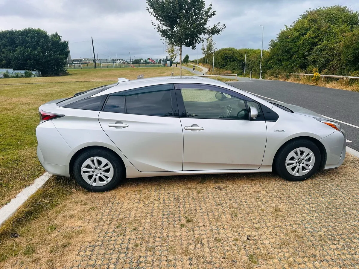 Toyota prius hybrid - Image 5