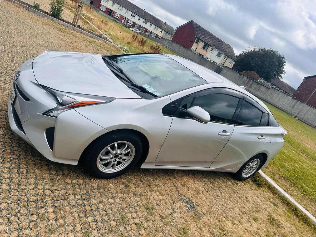 Toyota prius hybrid - Image 3