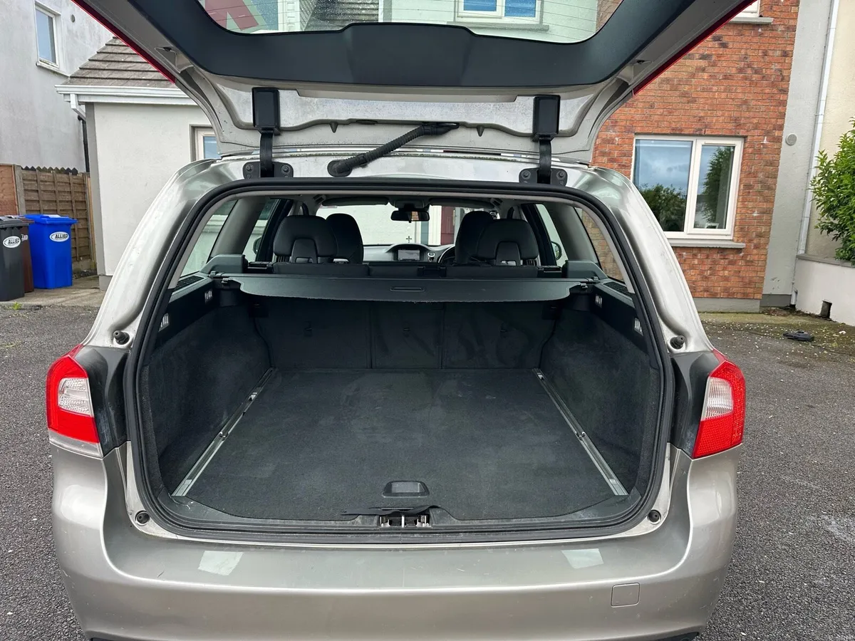 2014 Volvo v70 automatic - Image 4