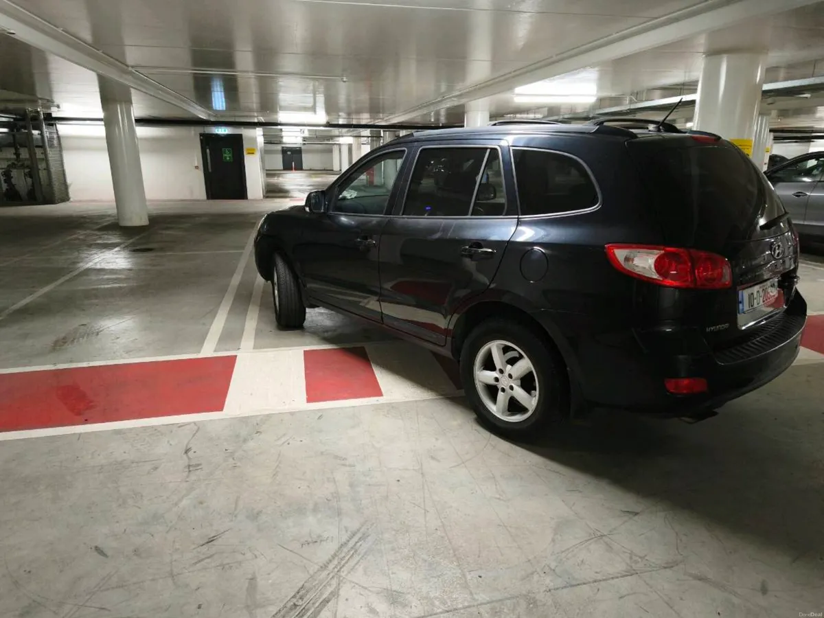 Hyundai Santa fe very low km - Image 6