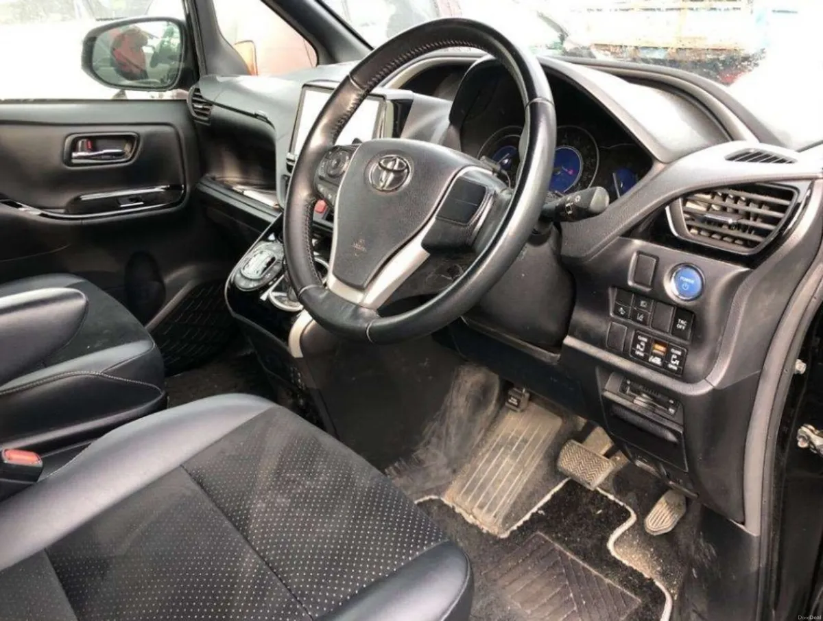 2021 Toyota Voxy 1.8 ATUO HV ZS KIRAMEKI TOP SPEC - Image 5