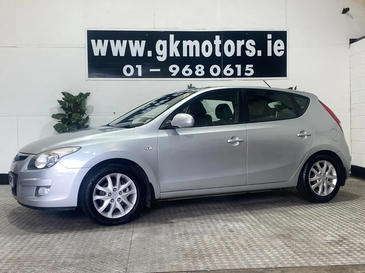 Hyundai i30 2010///PETROL///DELUXE/// - Image 2