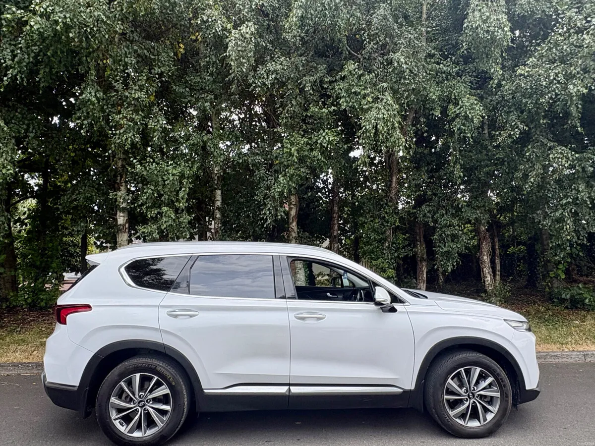 2019 Hyundai Santa Fe Executive plus 4WD - Image 2