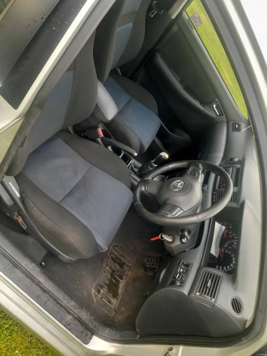 Toyota corolla - Image 5