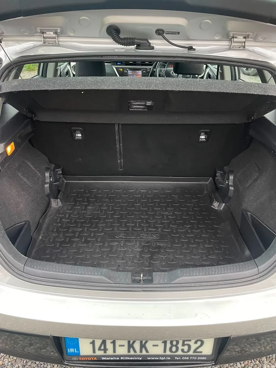 Toyota Auris 2014 - Image 2