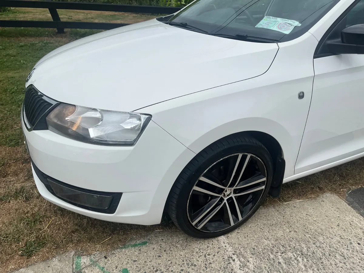 Skoda Rapid 2015 - Image 2
