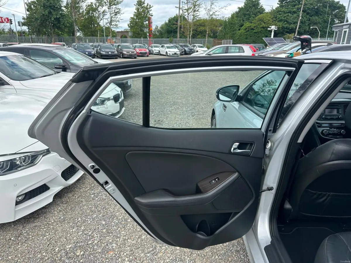 Kia Optima PLATINUM 4DR - Leather Seats - Manual ( - Image 5