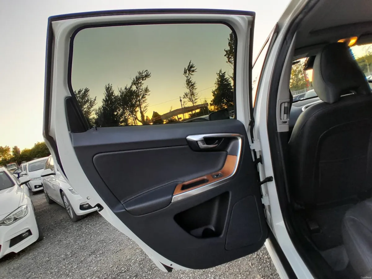 Volvo XC60 D4 CLASSIC - 2.0L Diesel Automatic - Su - Image 5