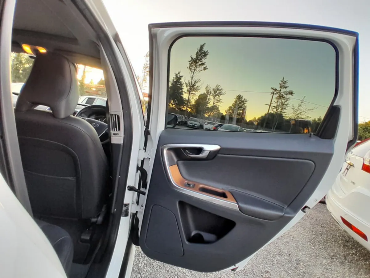 Volvo XC60 D4 CLASSIC - 2.0L Diesel Automatic - Su - Image 6