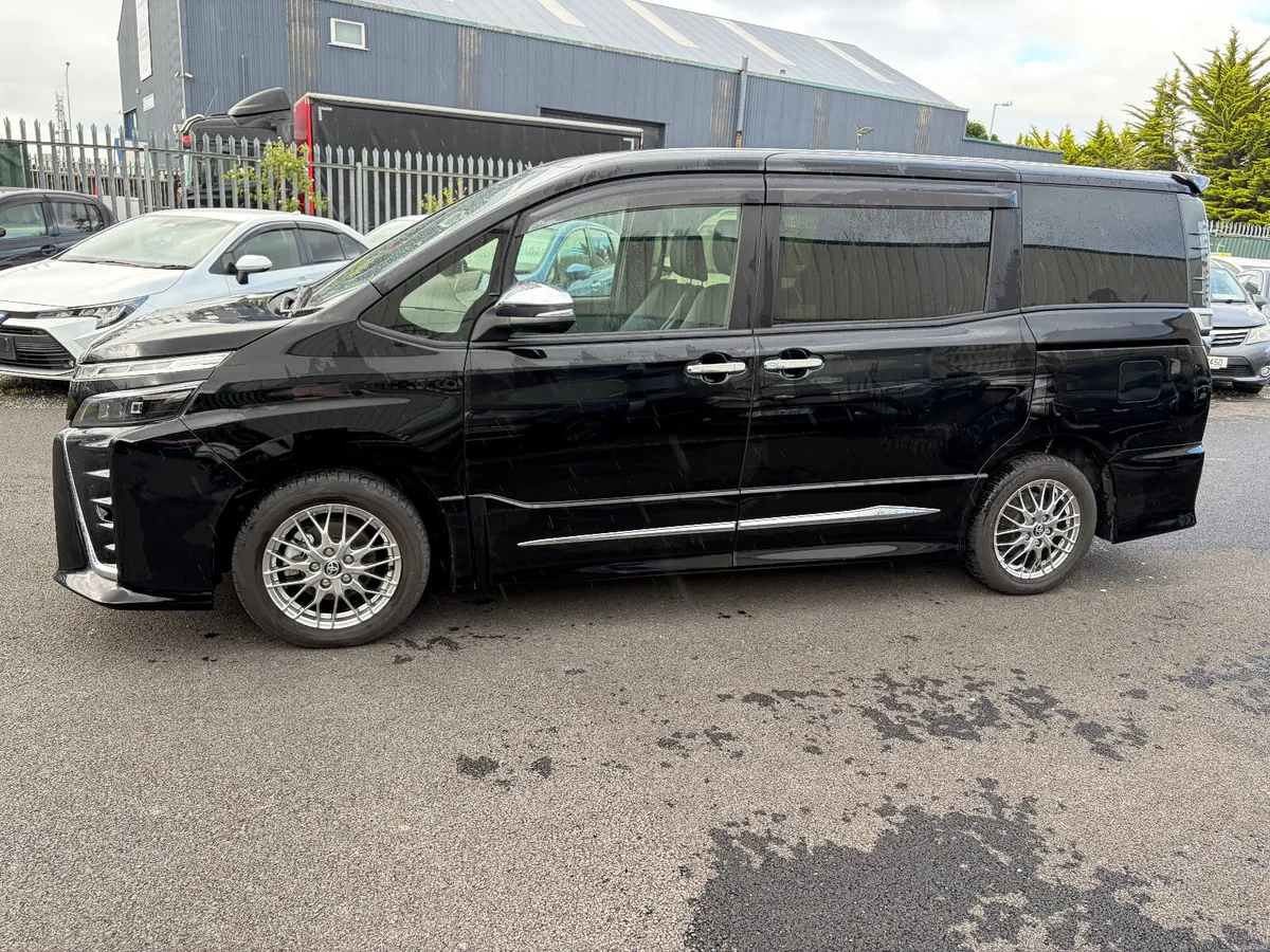 2021 212 Toyota Voxy 1.8 hybrid Automatic 7 Seater - Image 5