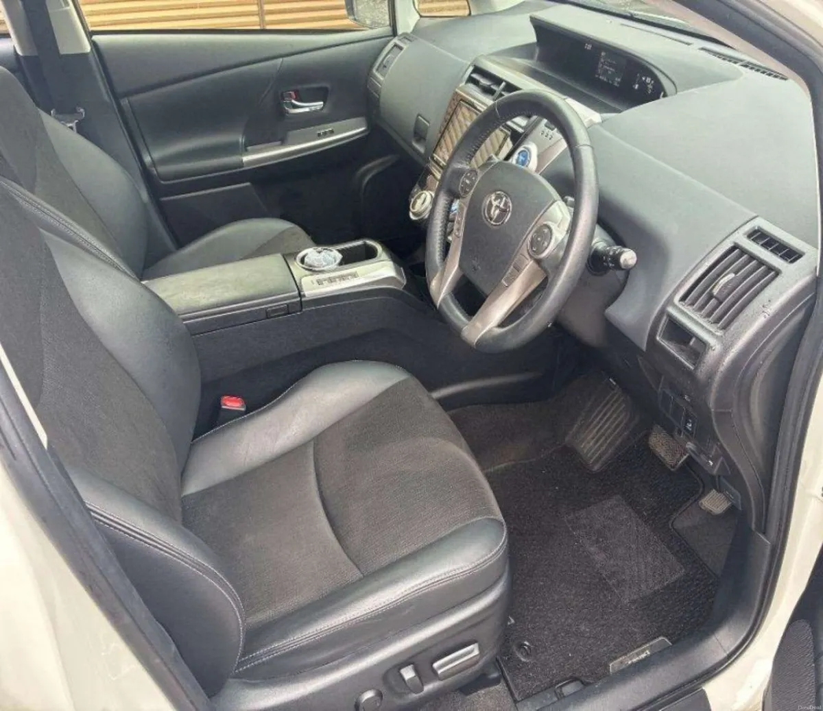 2020 Toyota Prius Alpha hybird automatic 7 SEATER - Image 6