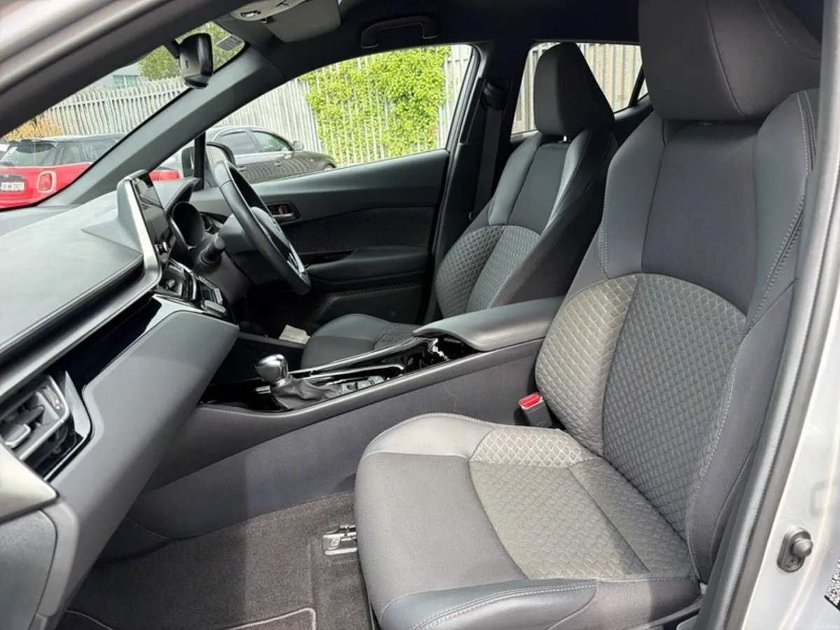Toyota C-HR HYBRID SPORT // REAR CAMERA // BLUETOO - Image 6