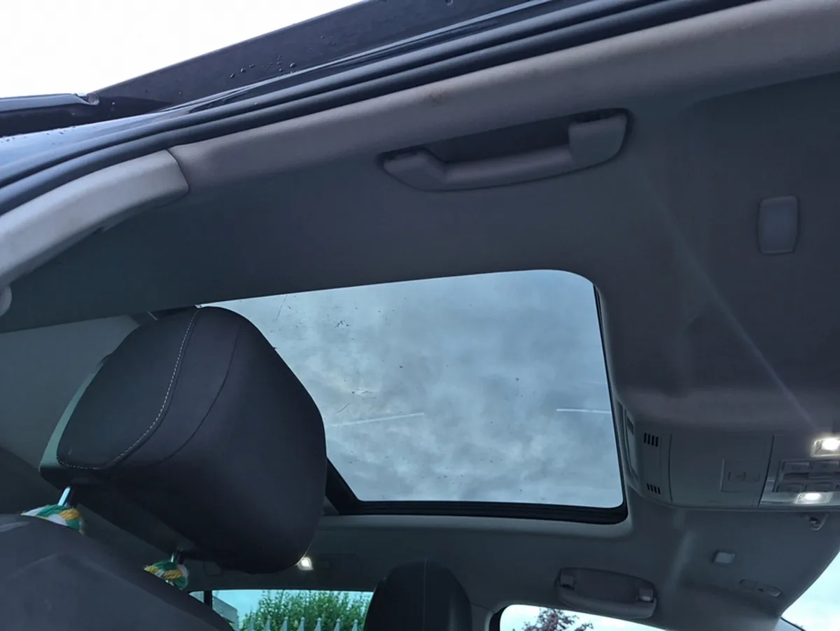 Volkswagen Tiguan Style model with Panoramic sunro - Image 4