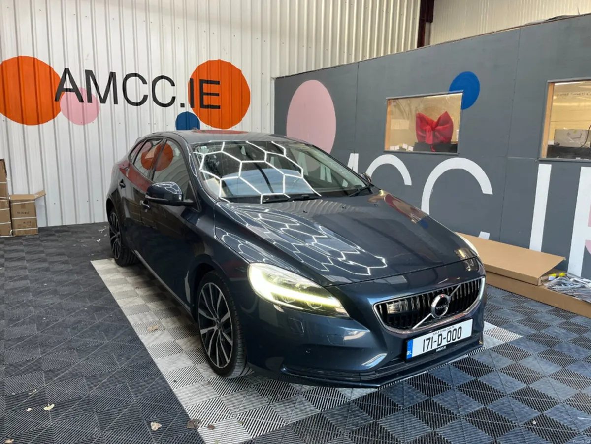 Volvo V40 2017 VOLVO V40 D4 2.0 AUTOMATIC / CRUISE - Image 1