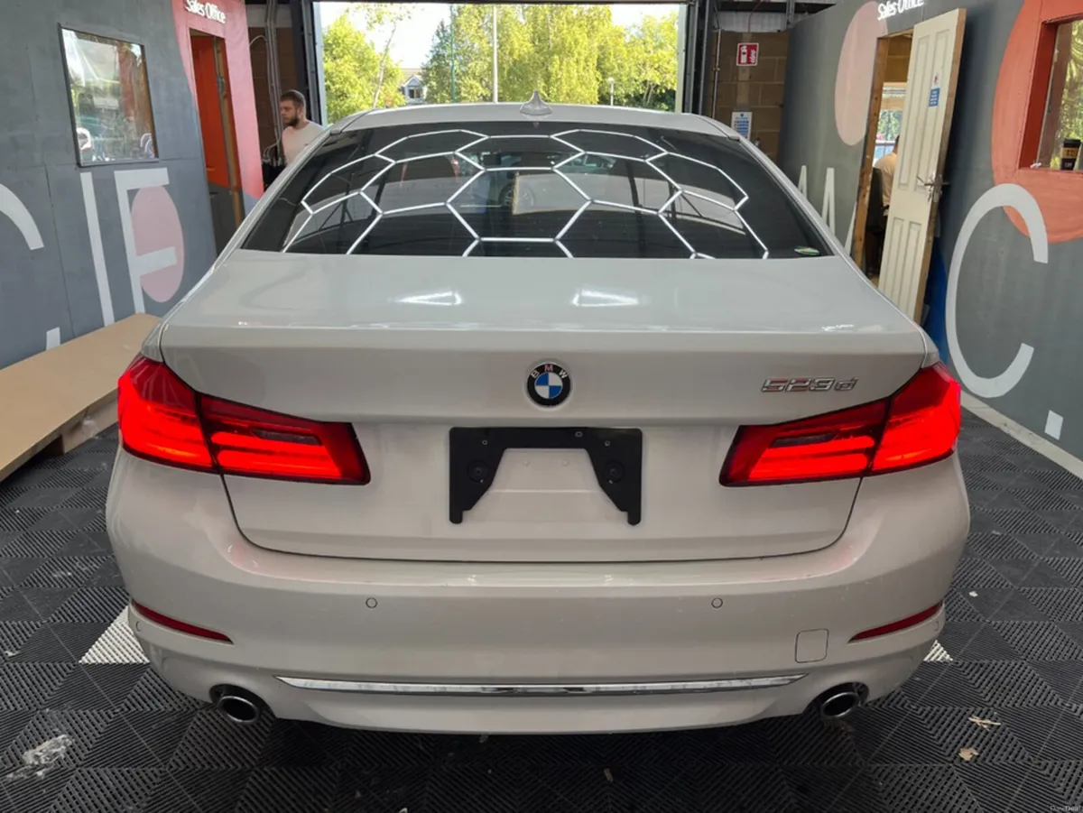 BMW 5-Series 2017 BMW 523D LUXURY 2.0 AUTOMATIC / - Image 3