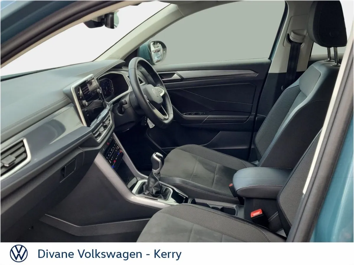 Volkswagen T-Roc STYLE .0 TSI PETROL 110HP - Image 4