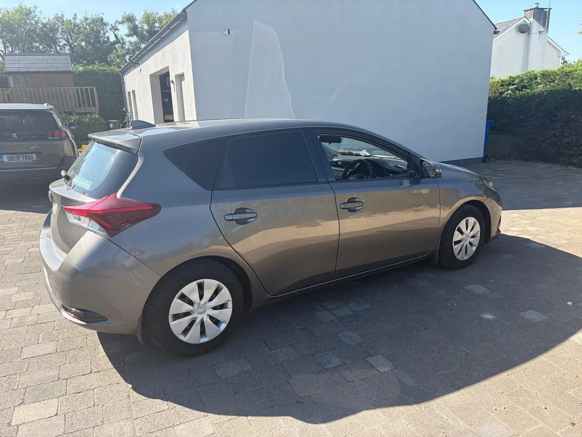 Toyota Auris 2017 - Image 2