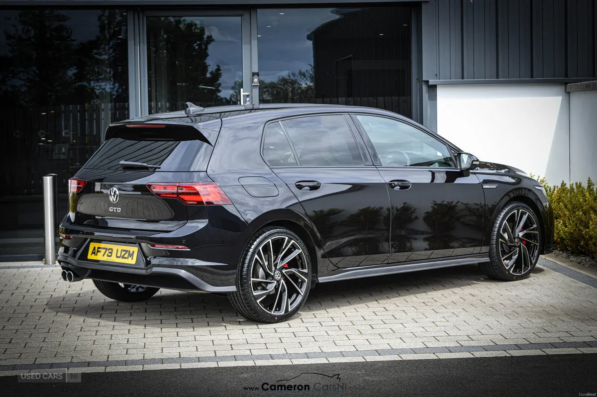 Volkswagen Golf DIESEL HATCHBACK - Image 2