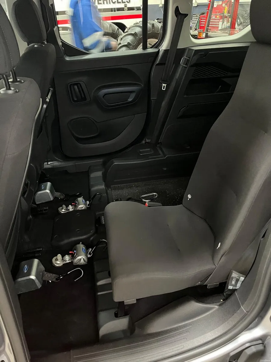 2021 Peugeot Rifter Wheelchair Accessible - Image 5
