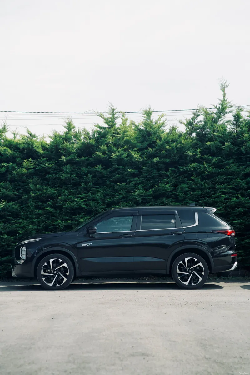 Mitsubishi Outlander PHEV Premium Package 2022 - Image 2