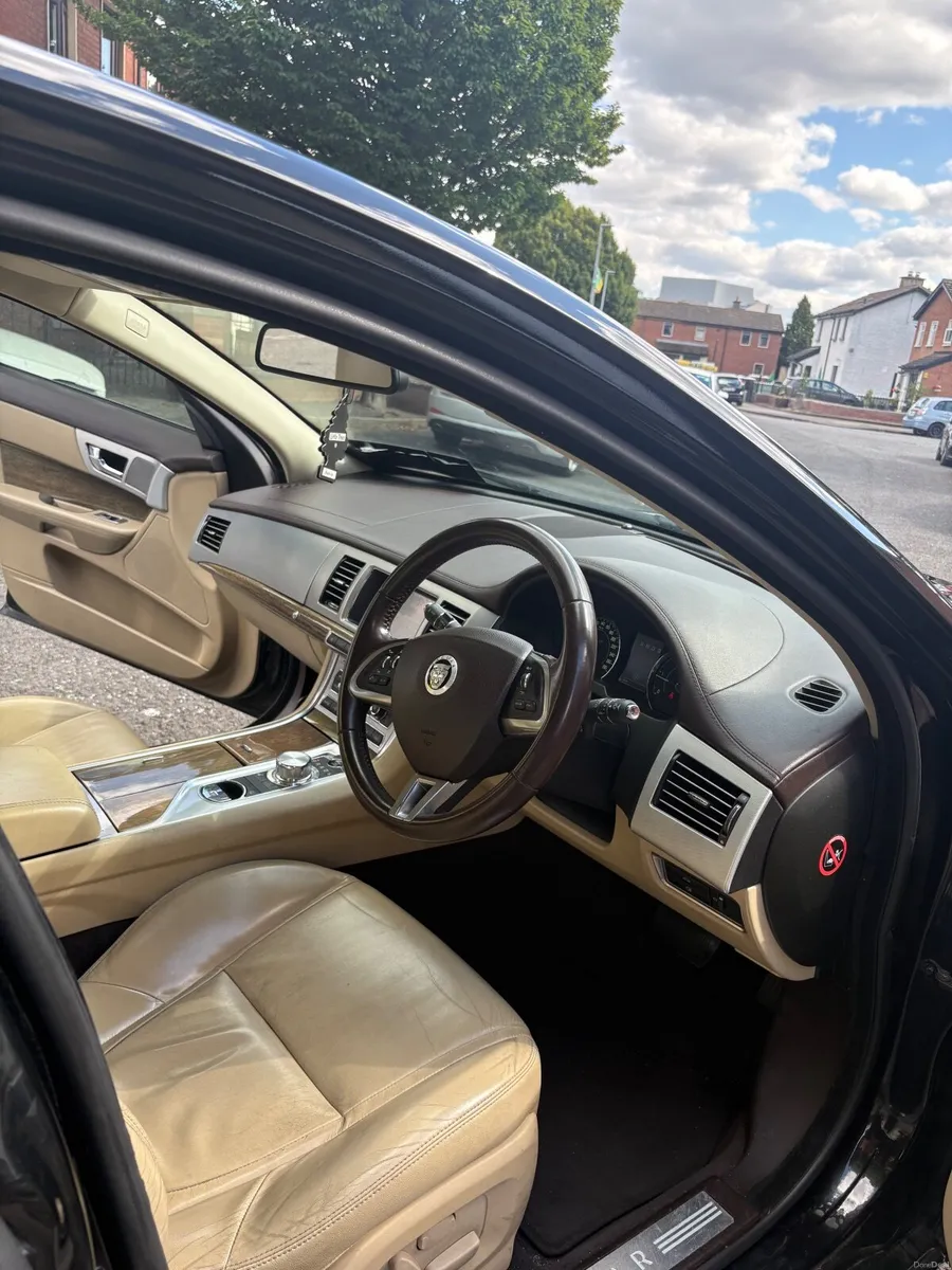 Jaguar XF 2012 - Image 2