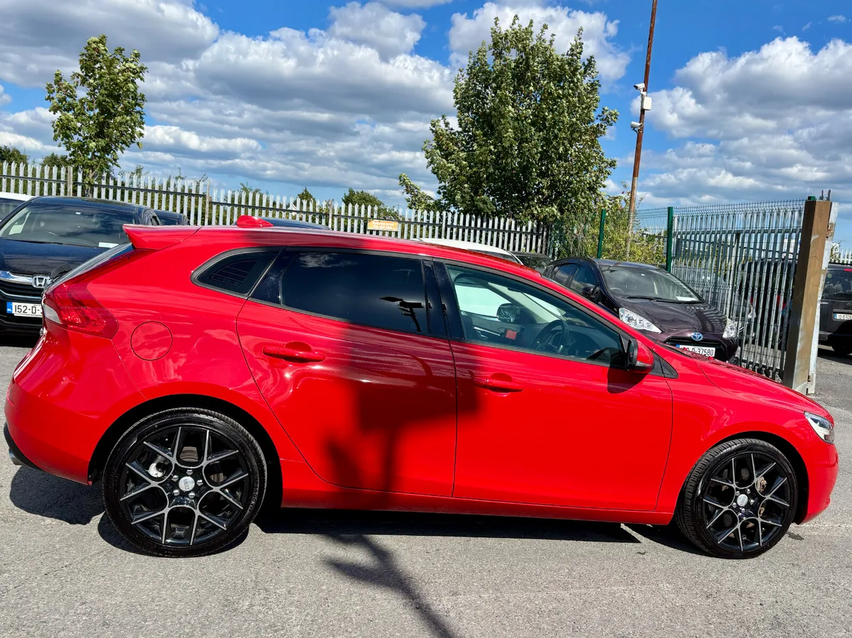 VOLVO V40 2017 2.0, DIESEL D4 - Image 4