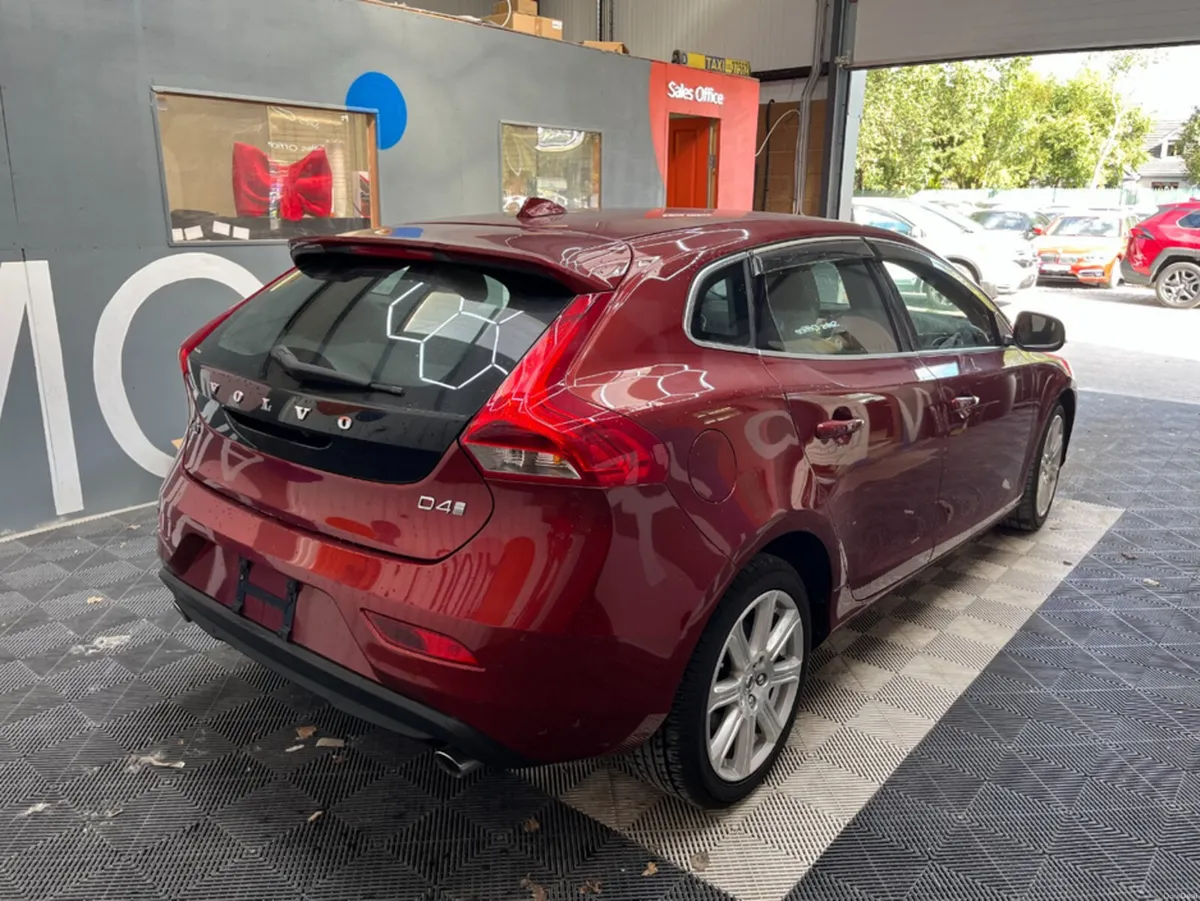 Volvo V40 2017 VOLVO V40 D4 2.0 AUTOMATIC / CRUISE - Image 2