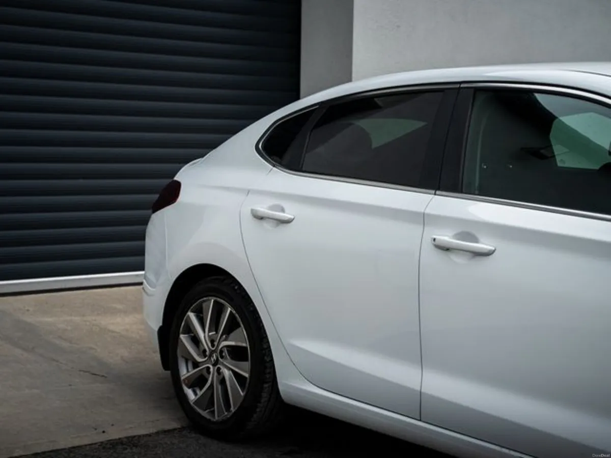 Hyundai i30 i 30 Fastback 5DR - Image 4
