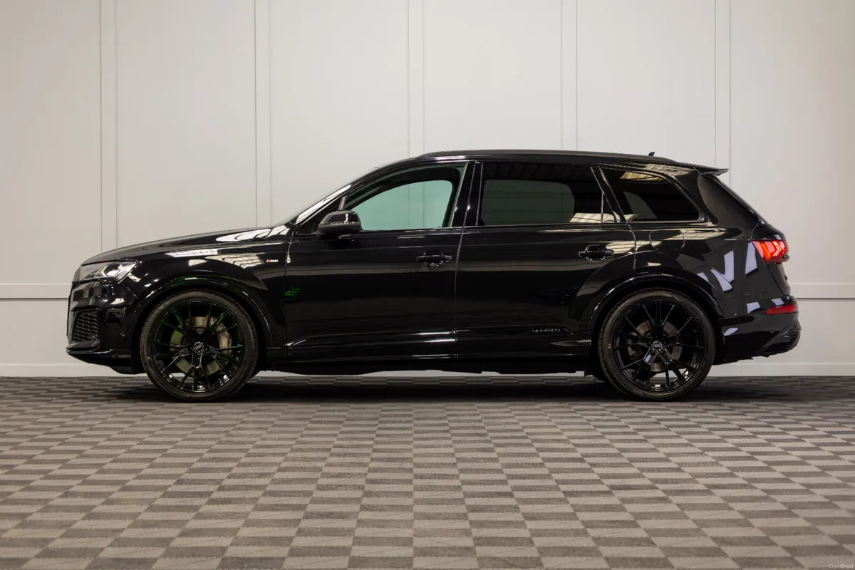 2023 Audi Q7 55 TFSIe Black Edition S-Line - Image 3