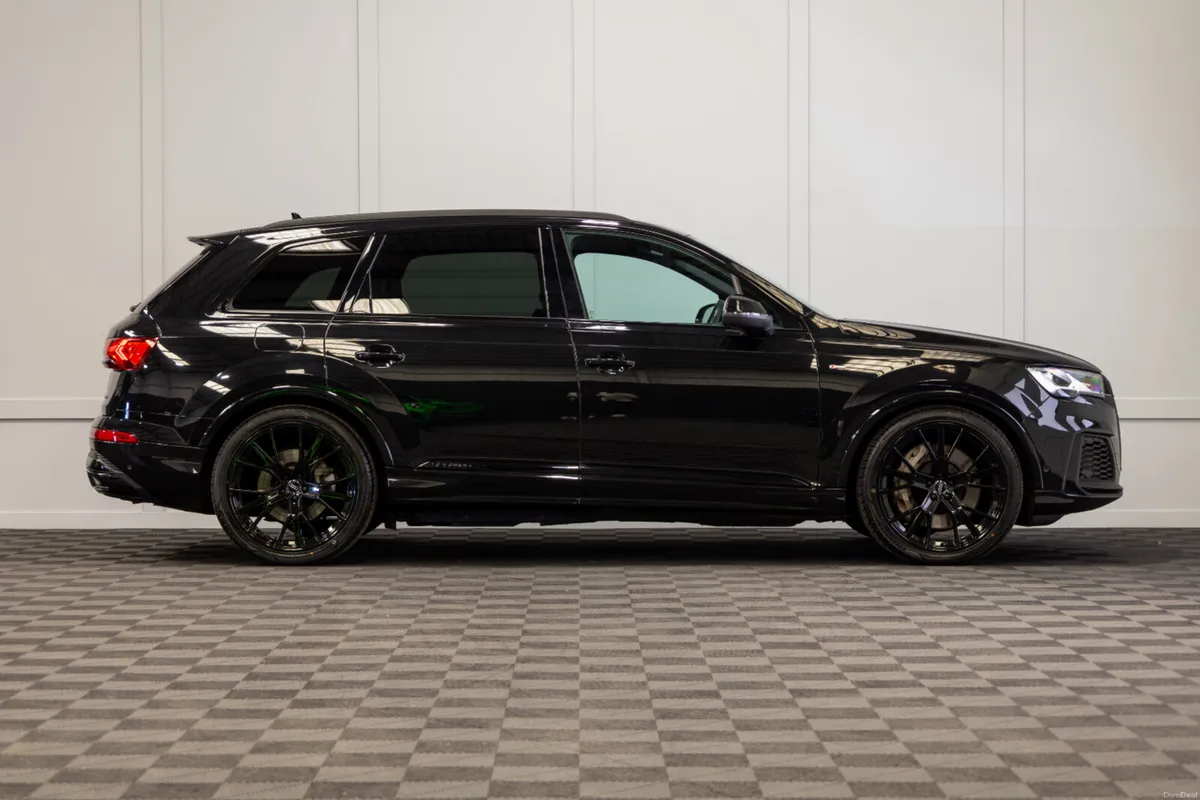 2023 Audi Q7 55 TFSIe Black Edition S-Line - Image 6