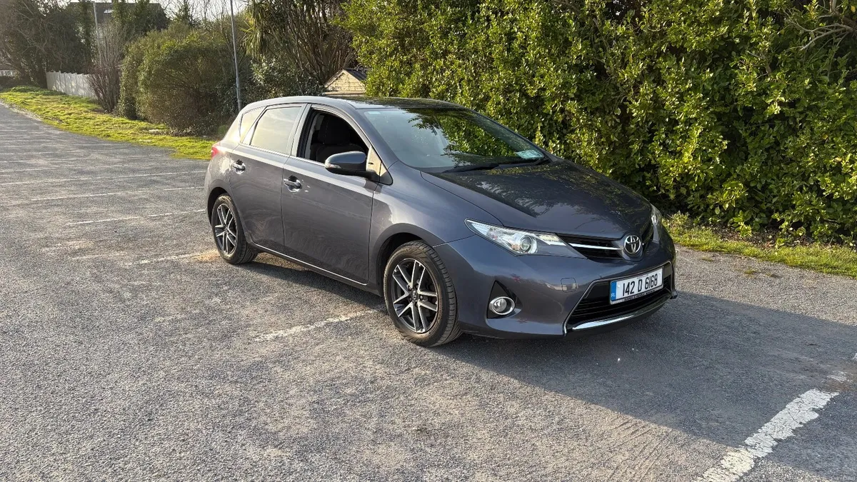 Toyota Auris 2014 - Image 2