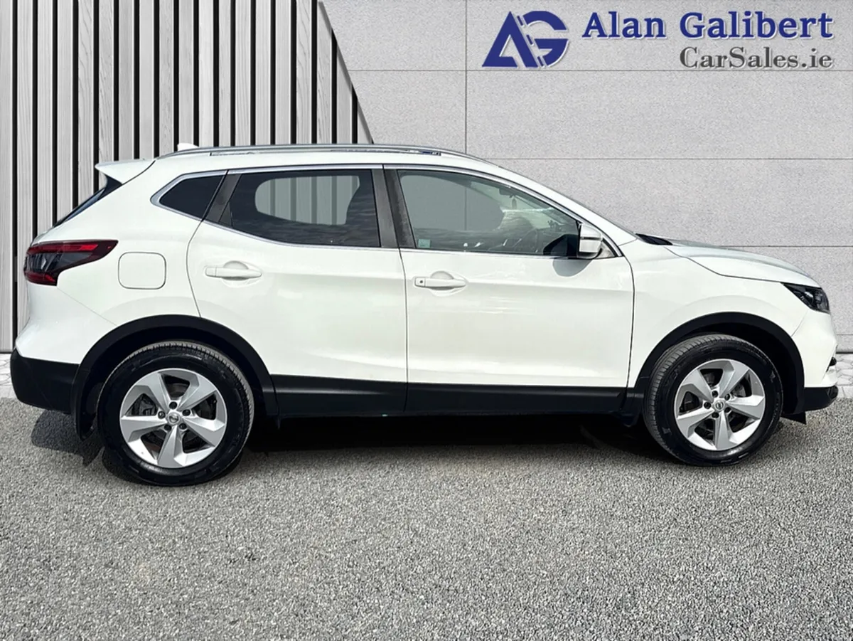 Nissan Qashqai 1.2 Petrol SV Glassroof - Image 3
