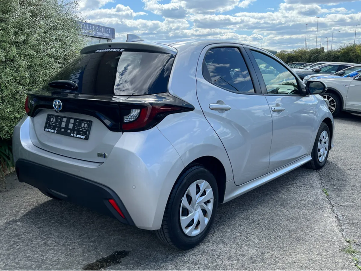 Toyota Yaris X HYBRID AUTOMATIC 1.5 PETROL //REVER - Image 4
