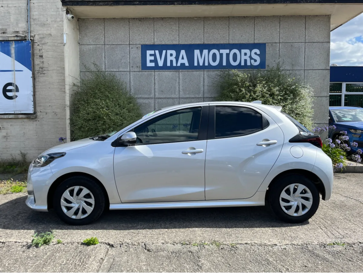Toyota Yaris X HYBRID AUTOMATIC 1.5 PETROL //REVER - Image 6