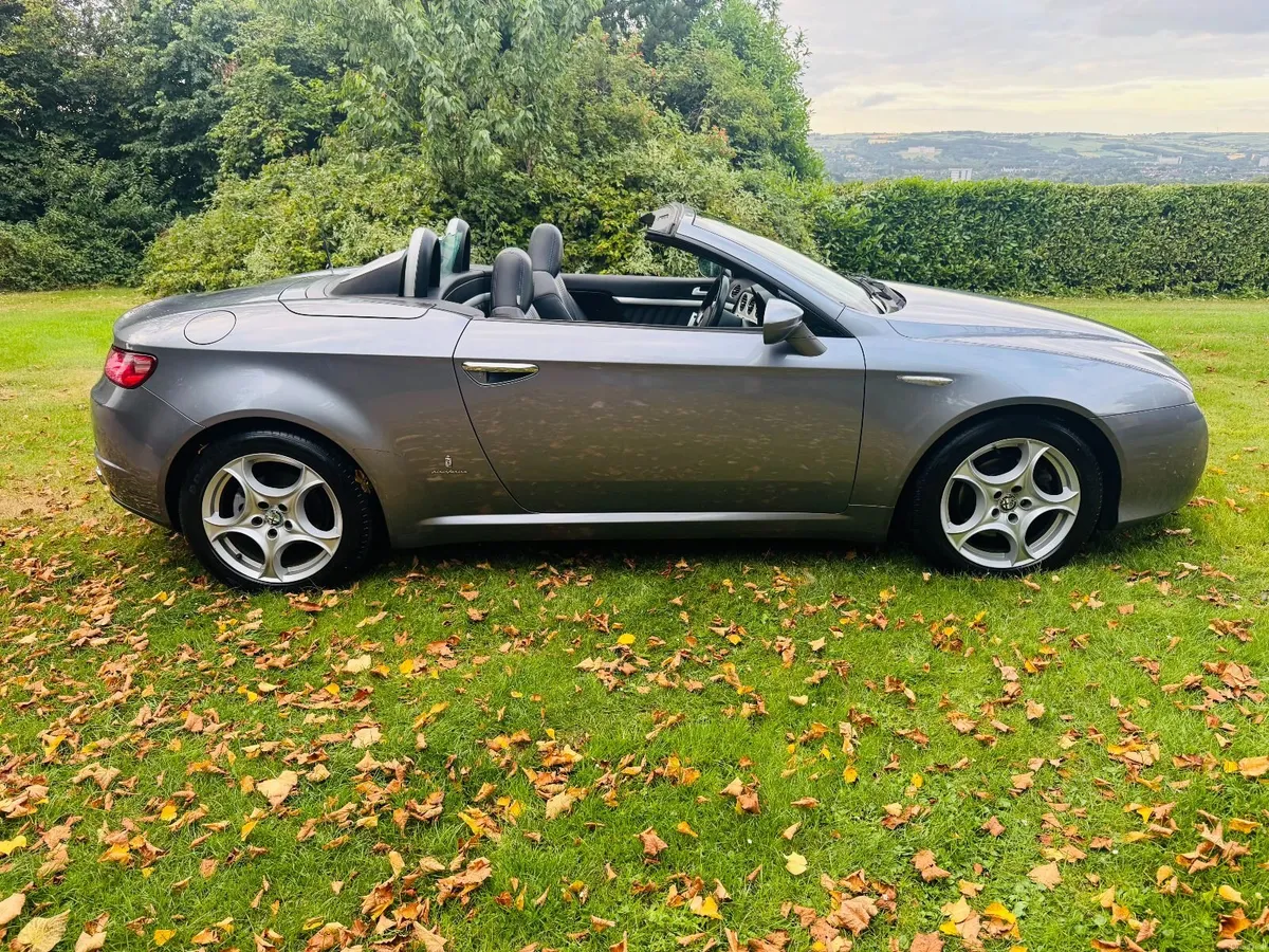 Alfa Romeo Spider 2,2 JTS  Stunning Cabrio Low VRT - Image 2