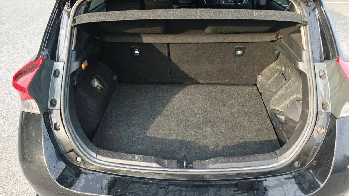 Toyota Auris Hybrid Sol - Image 4
