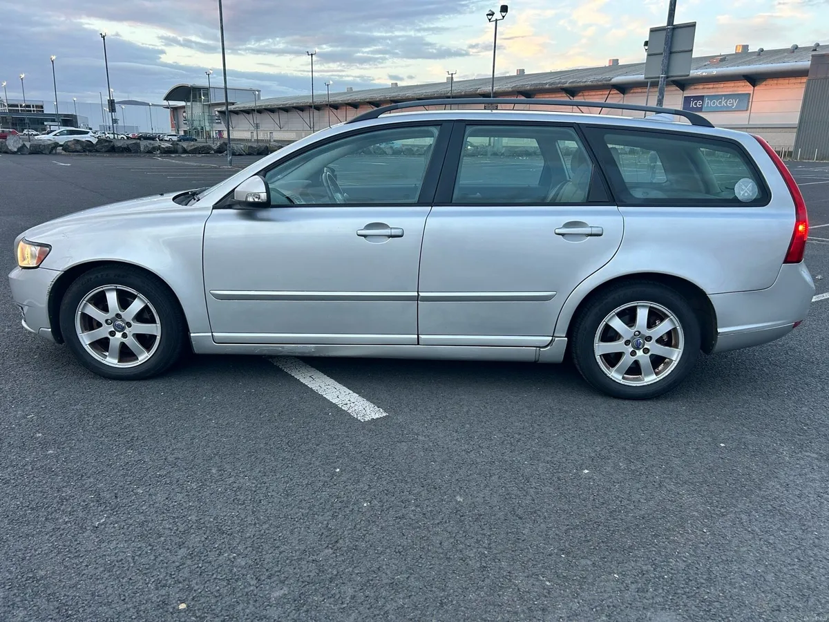 2011 Volvo V50 - Image 2