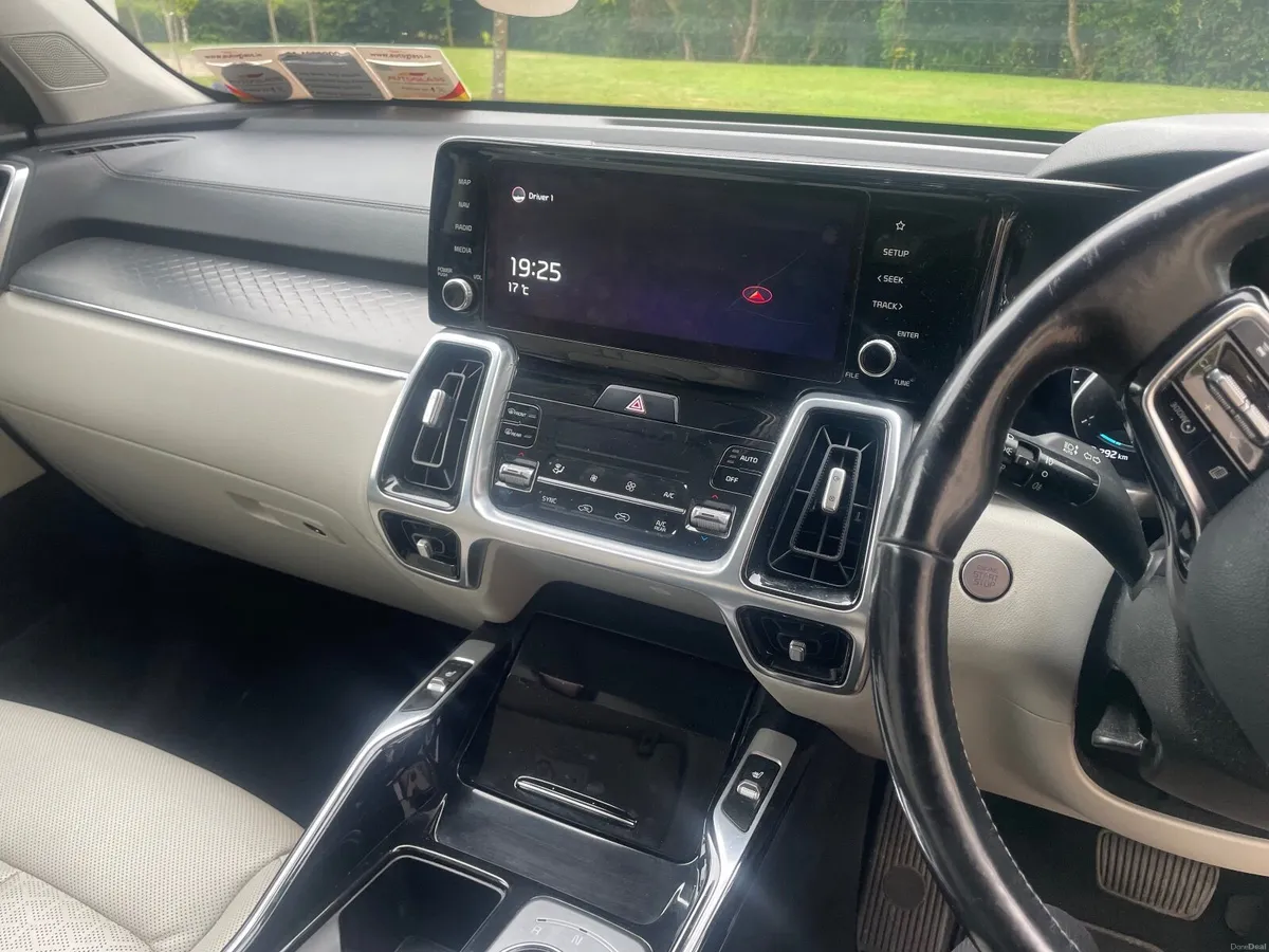 Kia Sorento 2021  4x4 7 seater - Image 4