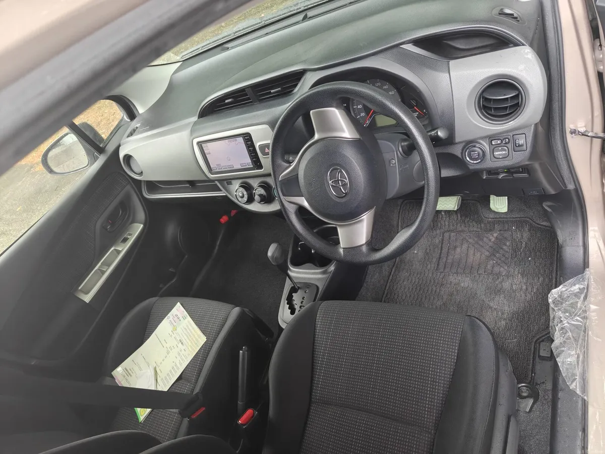 Toyota vitz 2015 - Image 4