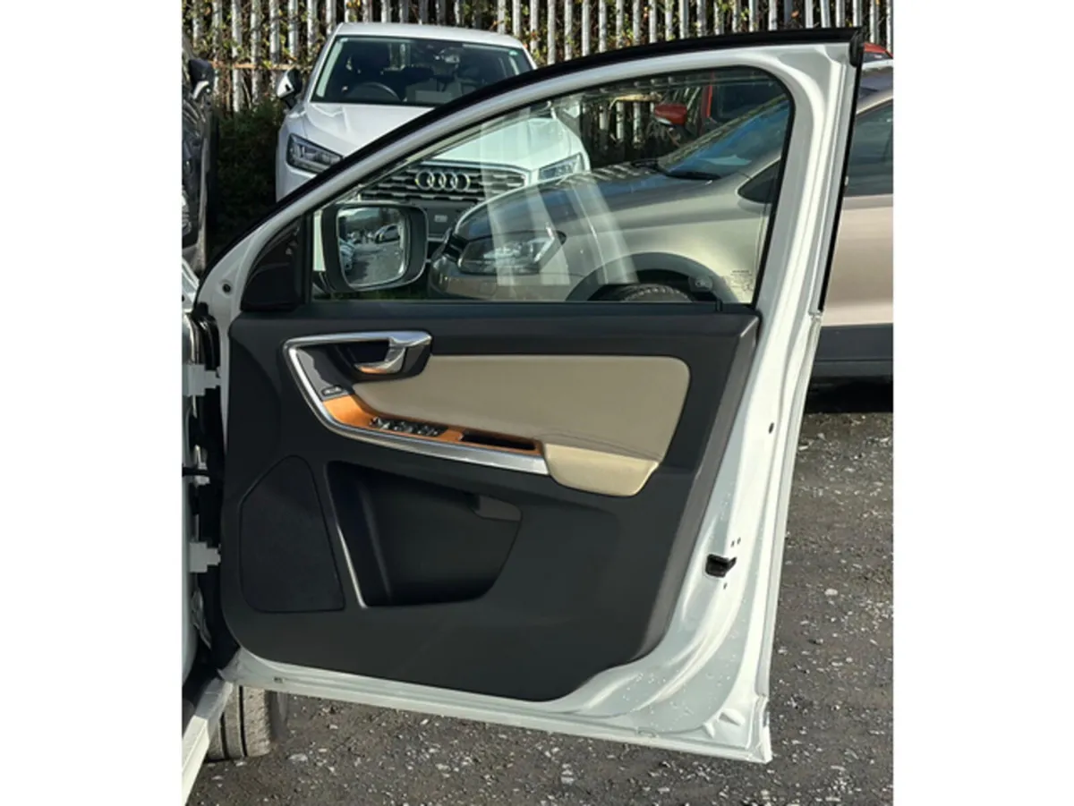 Volvo XC60 2.0L Diesel Automatic Cream Leather Sun - Image 6