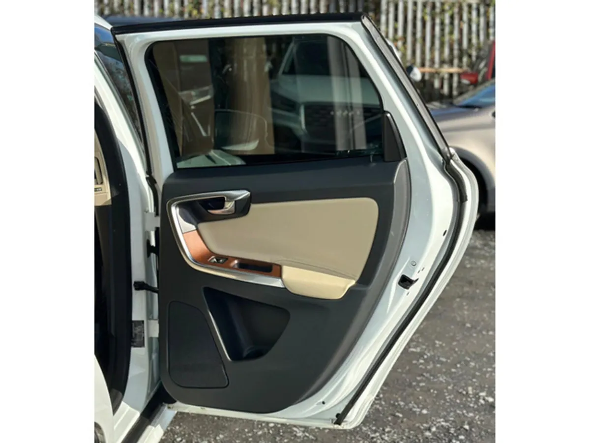 Volvo XC60 2.0L Diesel Automatic Cream Leather Sun - Image 4