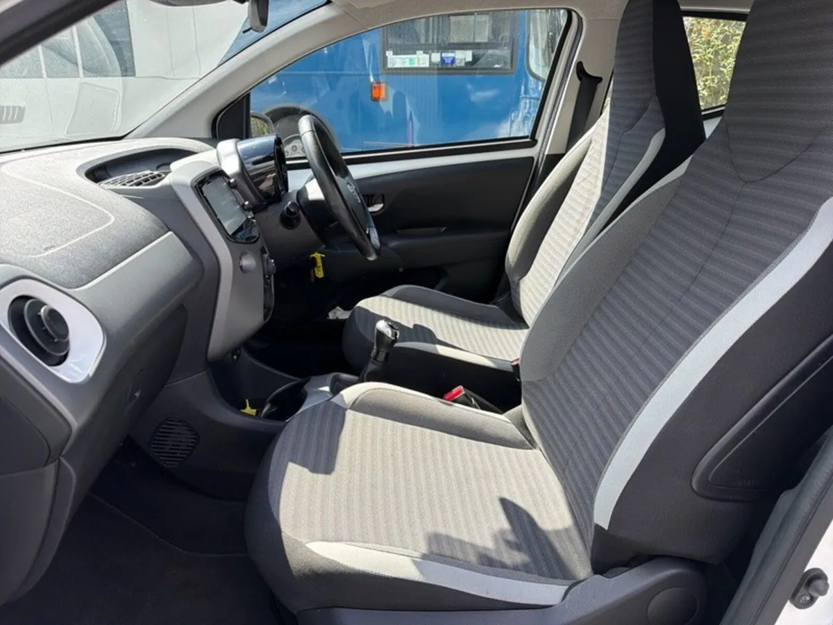 Toyota Aygo 1.0 5DR X-PLAY // REAR CAMERA // BLUET - Image 6
