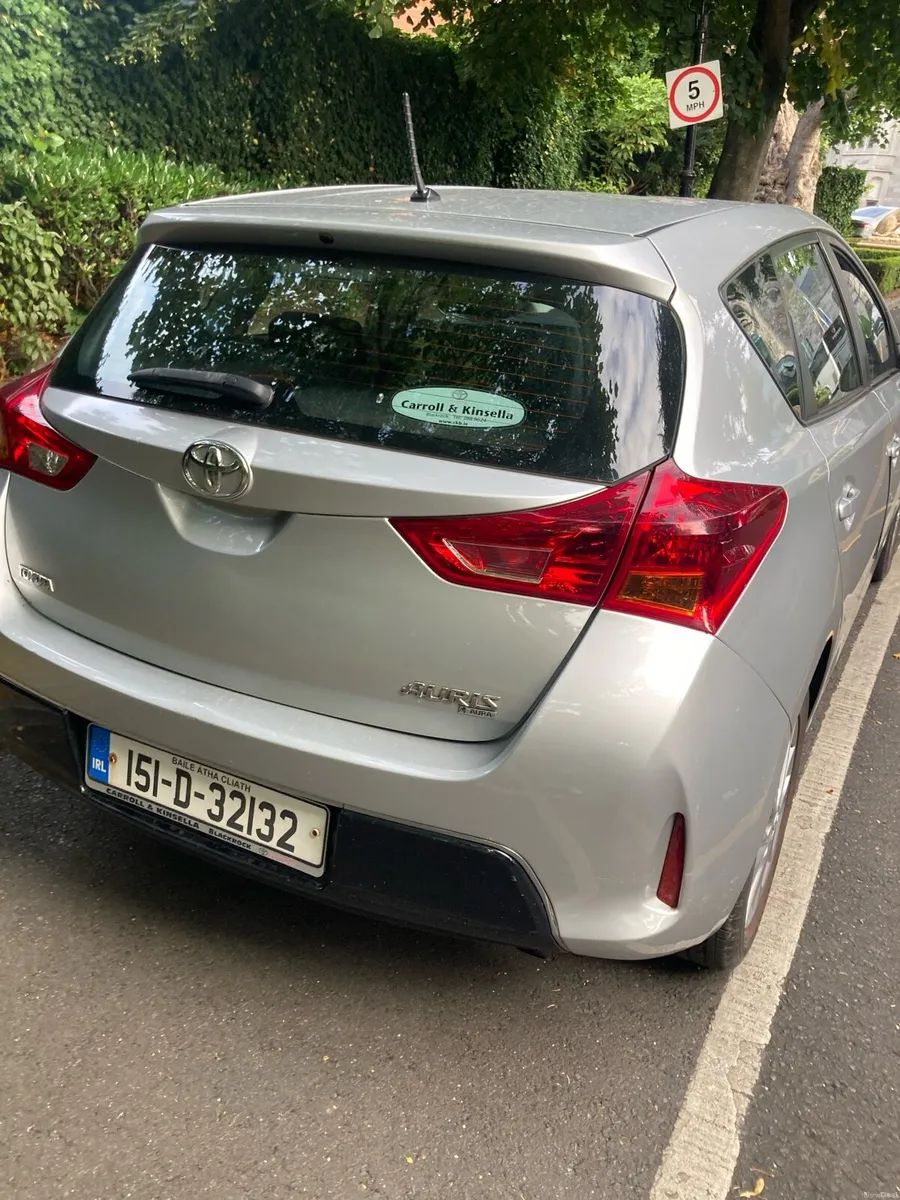 2015 Toyota auris luna - Image 5