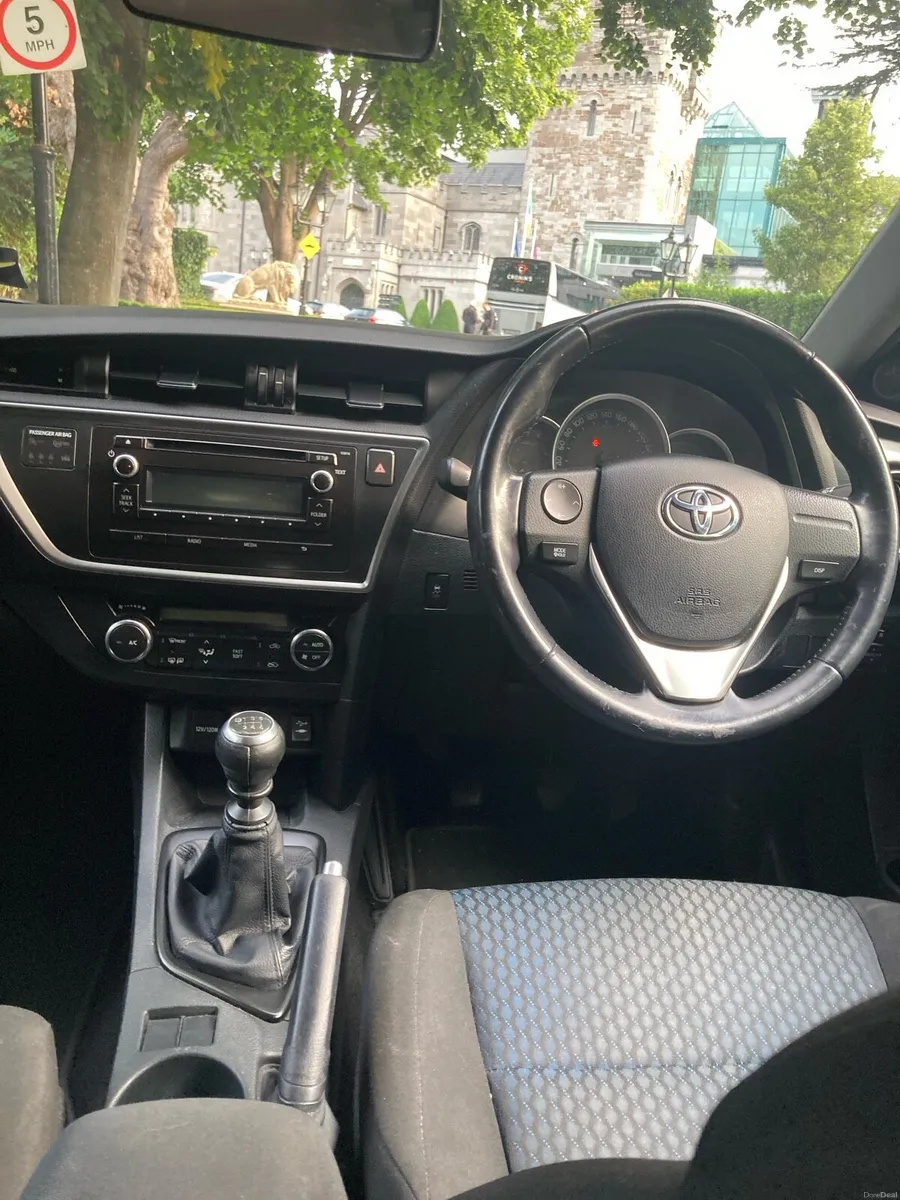 2015 Toyota auris luna - Image 6