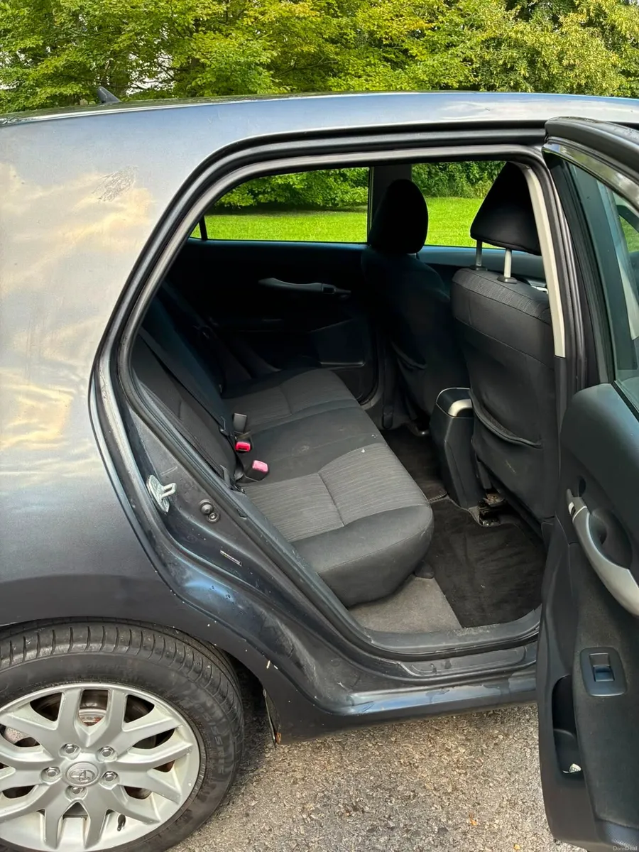 Toyota Auris 2008 - Image 2